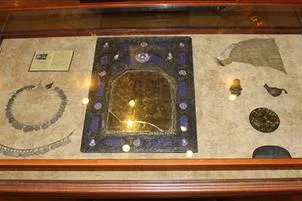 ویترین آثار نویافته تاریخی در موزه آستان شاهچراغ(ع)
