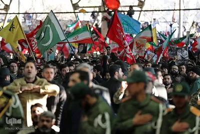 مراسم اقامه نماز بر پیکر مطهر سپهبد شهید حاج قاسم سلیمانی و همرزمان شهیدش با حضور رهبر معظم انقلاب