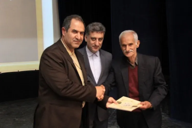 قدردانی معاون سیاسی استانداری گیلان از معلم دوران ابتدایی