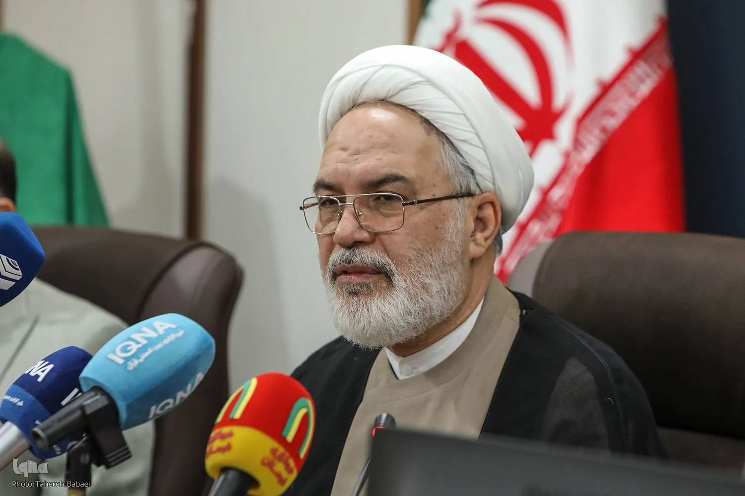 با بصیرت و آگاهی از ثمرات انقلاب اسلامی پاسداری کنیم
