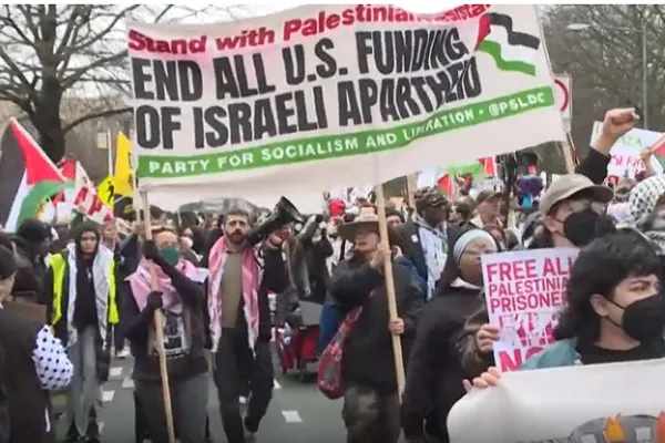 Des centaines de manifestants devant l'ambassade israélienne à Washington