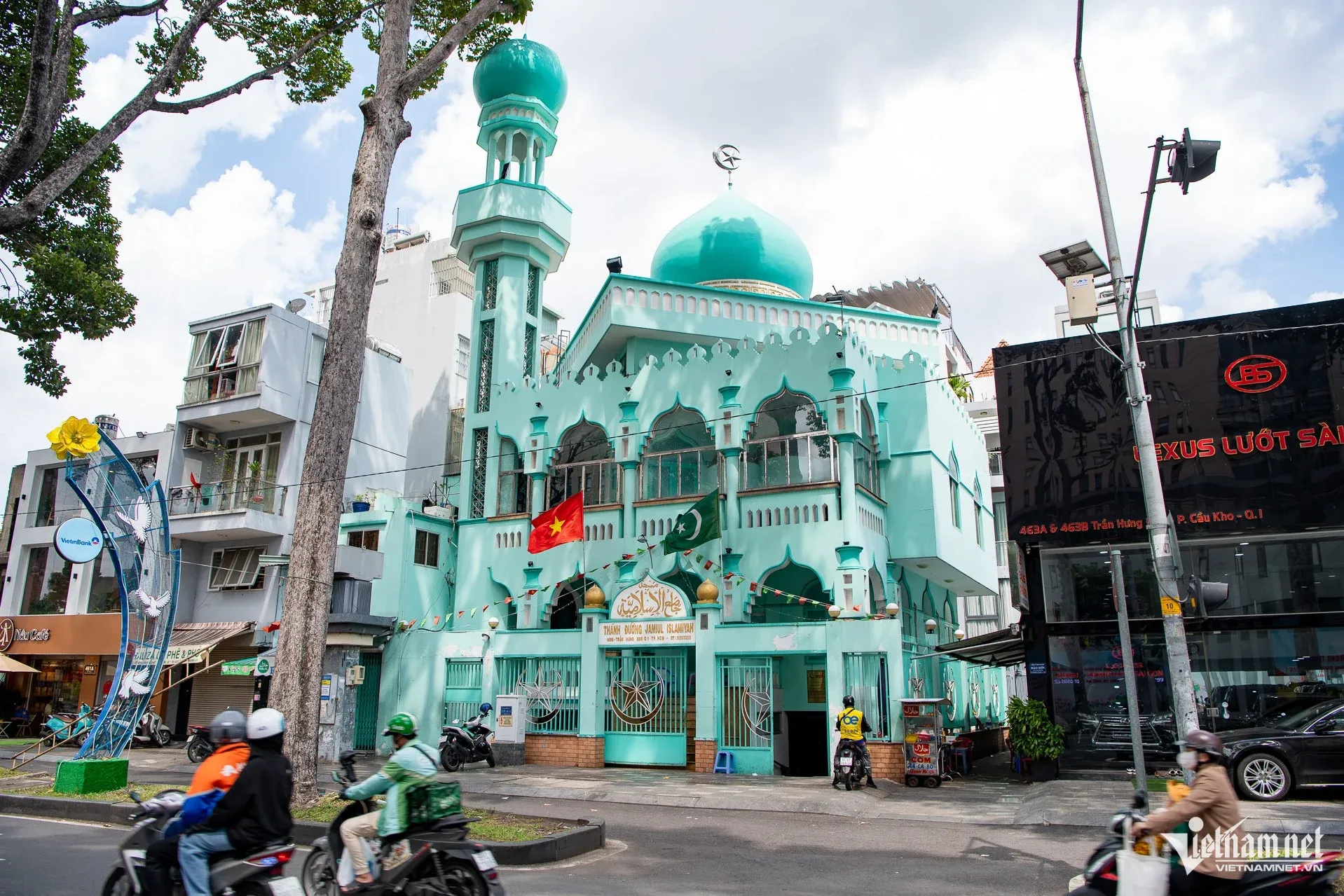 Au centre de Hô Chi Minh-Ville, la mosquée Jamiul Islamiyah se distingue par sa façade verte et son architecture évoquant un château.