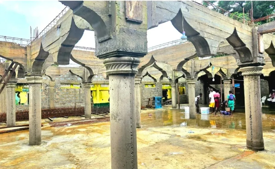 Le chantier de reconstruction de la mosquée centrale de Belle-Vue, à Conakry, est à l’arrêt depuis plus d’un an, en raison de difficultés de financement.