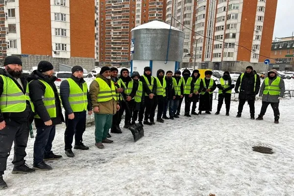 Активисты мусульманских общин Подмосковья расчищают общественные пространства от снега