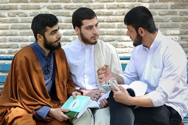 جوانان مستعد و متدین شناسایی و به حوزه‌های علمیه معرفی شوند