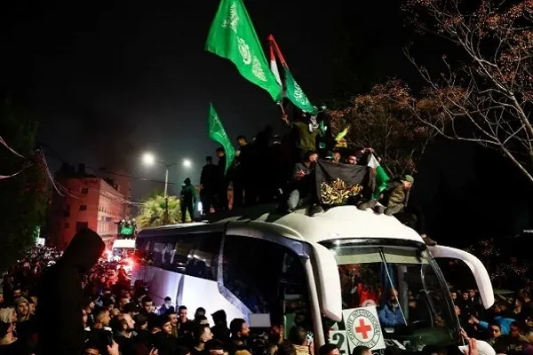 Ang mga Bilanggong Palestino ay Bumalik sa Gitna ng Maramdamin na Pagsasama-sama sa West Bank