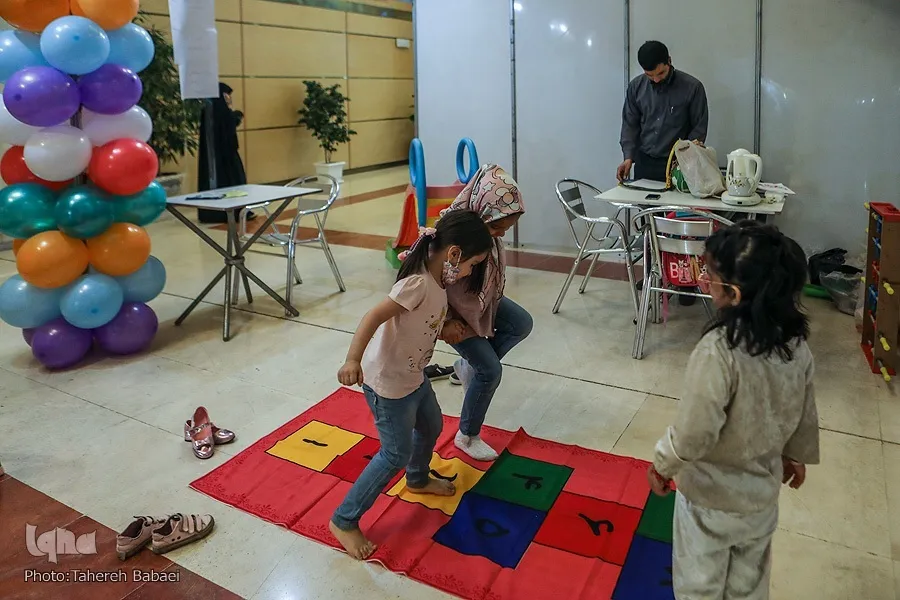 «آشنایی با نحوه تربیت دینی فرزندان» در غرفه مؤسسه رضوان