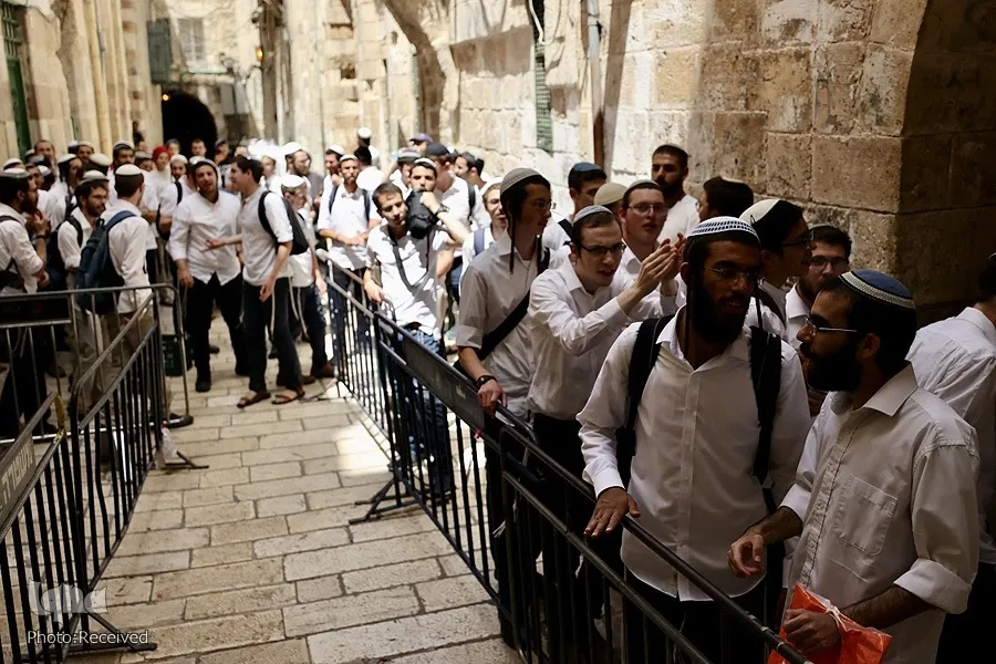 علم فلسطين يتصدى لأعلام الاحتلال الاسرائيلي