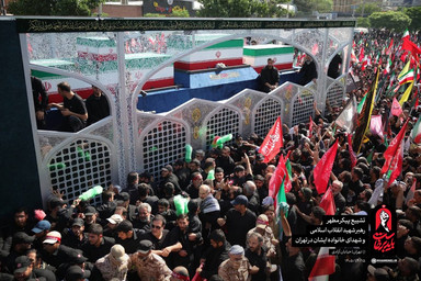 فیلم | پیکر «آقای شهید ایران» در آغوش عزاداران پایتخت
