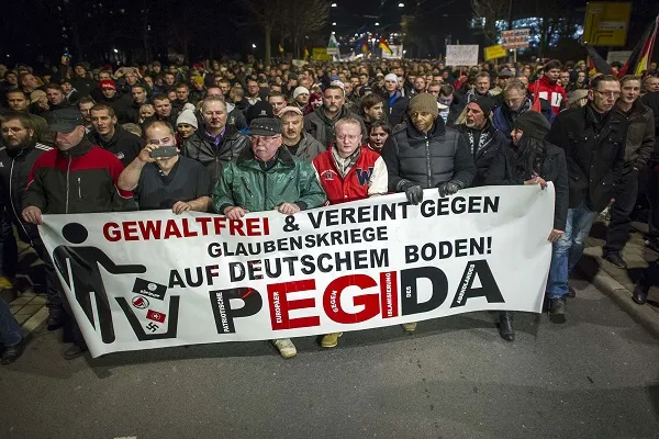 Cami önünde İslam karşıtı afiş dağıtan PEGIDA yine kavga çıkardı