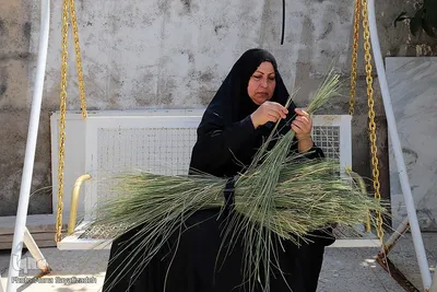خانم شرفی سه سال است که کپوبافی را انجام می دهد. 