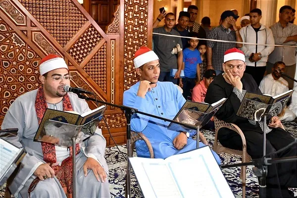 كبار قراء مصر يختمون القرآن في 36 ساعة بمسجد الإمام الحسين(ع) + صور