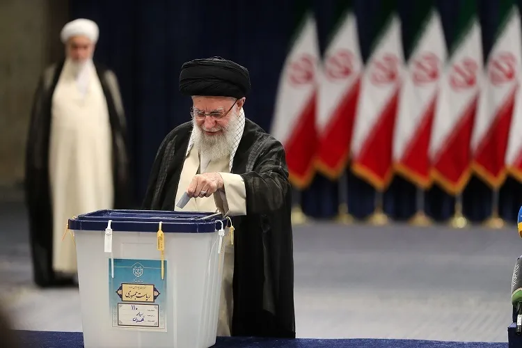 رهبر معظم انقلاب رأی خود را به صندوق انداختند