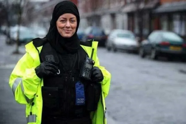 Hollandiyalı xanım polis iş yerində hicab qadağası ilə bağlı şikayət etdi