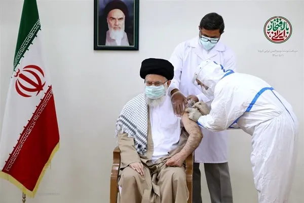 قائد الثورة يتلقى الجرعة الثانية من اللقاح الايراني المضاد لكورونا + صور
