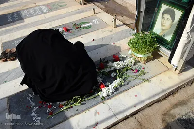 مادرانه هایی عاشقانه بر مزار تک فرزند شهیدم