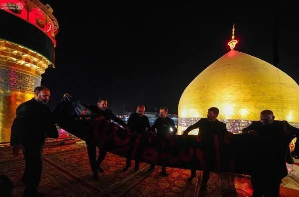 Drapeau de deuil hissé au sanctuaire sacré de Najaf à l'occasion de l'anniversaire de la disparition du Prophète (PSL)
