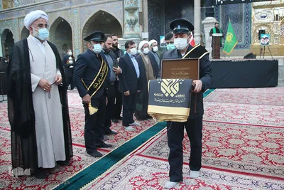 Schwarze Trauerflagge auf Kuppel des Heiligtums von Fatima Masuma