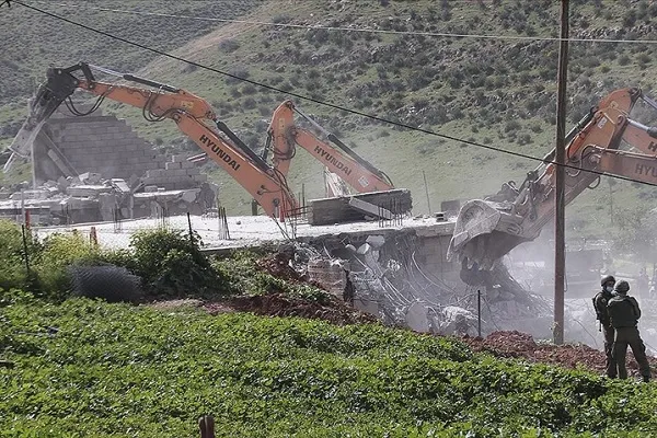 İsrail ordusu, Batı Şeria'da 25 Filistinlinin yaşadığı evleri yıktı