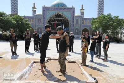 آیین گل مالی لرستانی‌ها مقیم قم در روز عاشورا
