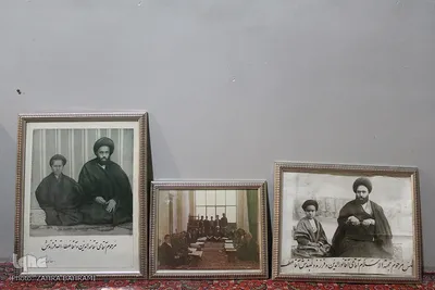 قاب عکسهای موجود در صحن بقعه که در همگی آنها مرحوم آیت الله آقانورالدین عراقی و دیگر علما و بزرگان عراق عجم(اراک) حضور دارند