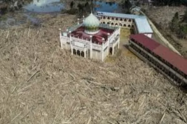 En Indonésie,  les mosquées inondées
