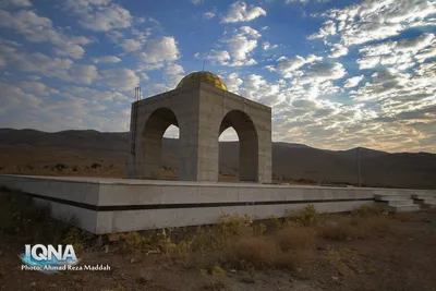 وضعیت مقبره ۲ شهید گمنام در جوار قدمگاه حضرت امام رضا(ع) شهر سِدِه شهرستان اقلید فارس