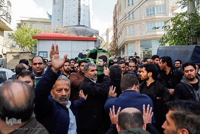تشییع پیکر جهادگر تهرانی امیرمحمد اژدری بر روی دستان مردم 