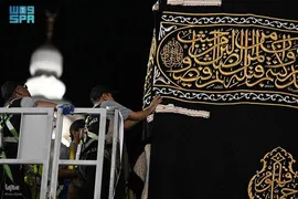 تعویض پرده کعبه با آغاز سال ۱۴۴۶ هجری قمری