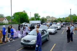 Ang Moske sa Dearborn, Michigan, Ipinagdiriwang ang Eid al-Fitr sa Pamamagitan ng Pamamahagi ng Pagkain