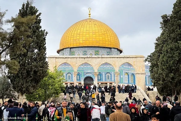 أربعون ألف مصل يؤدون صلاة الجمعة في المسجد الأقصى