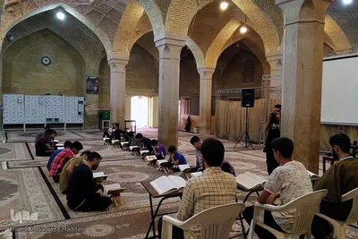 جزء خوانی دانش آموزان در شبستان مسجد وکیل شیراز