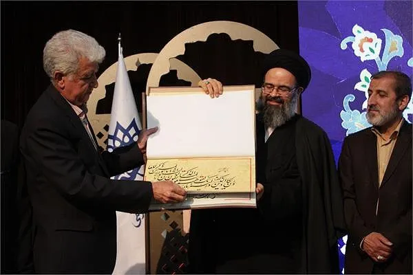 قرآن دستنویس اثر استاد علیرضا اکرمی رونمایی شد