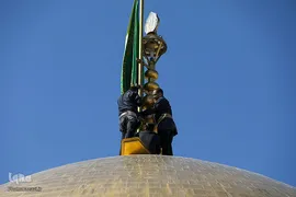 آیین تعویض پرچم گنبد منور رضوی در روز میلاد امام رضا(علیه‌السلام)
