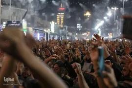 مراسم تعویض پرچم گنبد حرم حضرت اباالفضل العباس(ع) از قرمز به مشکی