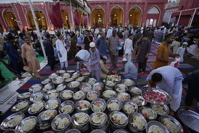مسلمانان روزه دار در ماه مهمانی خدا