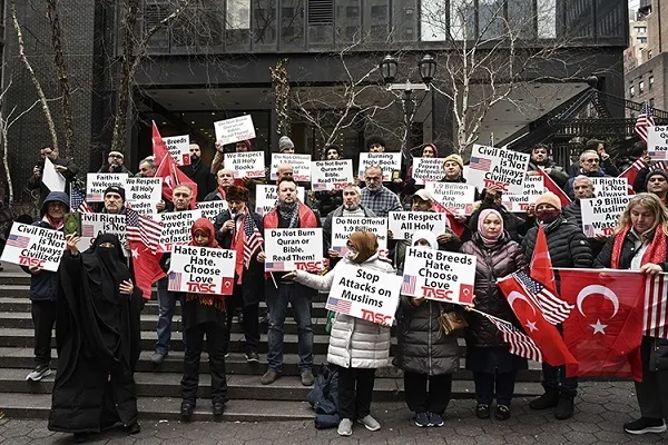 İsveç'te Kur'an-ı Kerim'in yakılması New York'ta protesto edildi