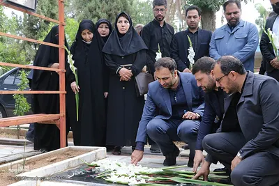 گلباران مزار مطهر شهدا توسط خبرنگاران شیرازی