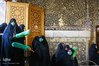 خدام بخش انتظامات حریم رضوی برای ایجاد نظم و جلوگیری از تجمع به محض تکمیل ظرفیت  یک سوم  در صفوف نماز اقدام به راهنمایی زائران به سایر بخش های حریم می کنند.
