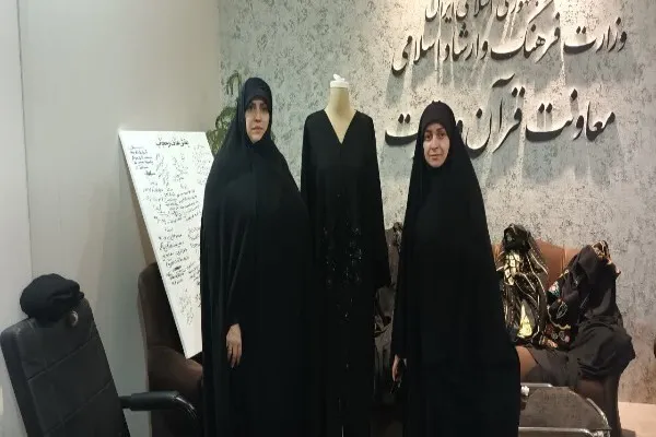 حضور خادمان خیاطخانه حرم بانوی کرامت در مسابقه پوشاک اسلامی نمایشگاه قرآن