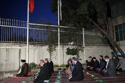 اقامه نماز جماعت شرکت کنندگان در پایان مراسم هفدهمین سالروز تأسیس خبرگزاری بین المللی قرآن (ایکنا)