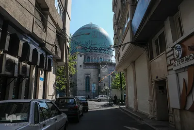 کعبه یک سنگ نشان است که ره گم نشود... با وجود تعطیلی مساجد در ایام شیوع ویروس کرونا، خیل کثیری از مردم با حضور در حسینیه ها و مساجد اقدام به تولید و توزیع ماسک و اقلام بهداشتی جهت توزیع میان خانواده های محروم نمودند.