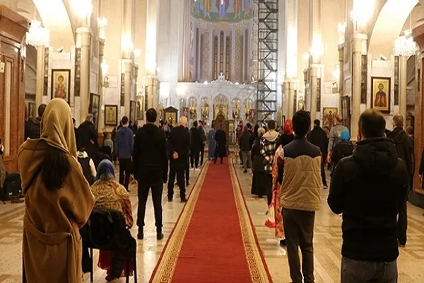 Gürcistan'da sokağa çıkma yasağına rağmen halk kiliselere akın etti