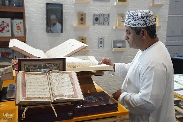 تقرير مصور | جناح إیران بمعرض مسقط للكتاب يعرض نسخاً من القرآن