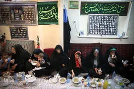 سفره افطار کریم اهل‌بیت(ع)در کوچه پس کوچه‌های جنوب تهران
