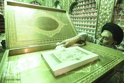 آئین غبارروبی ضریح مطهر احمدبن‌موسی(ع)‎