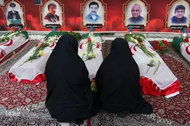 همزمان با فرارسیدن سی امین روز شهادت شهدای حادثه تروریستی حرم مطهر شاهچراغ(ع) و گرامیداشت هفته بسیج، مراسم زیارت عاشورا به همراه گلباران قبور سه شهید دوران انقلاب و هشت سال دفاع مقدس و همچنین شهدای حرم مطهر شاهچراغ(ع) توسط جمعی از بسیجیان سپاه ناحیه بقیه الله(عج) شیراز برگزار شد.
