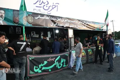 بازدید نماینده رهبر معظم انقلاب در استان سمنان از مواکب خدمت‌رسان به عزاداران شرکت کننده در مراسم تشییع رهبر شهید انقلاب 