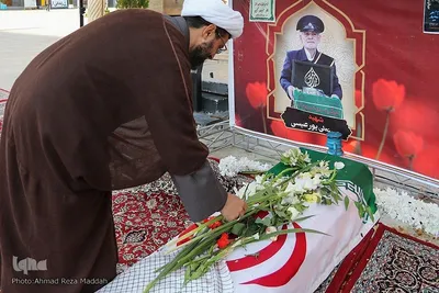 همزمان با فرارسیدن سی امین روز شهادت شهدای حادثه تروریستی حرم مطهر شاهچراغ(ع) و گرامیداشت هفته بسیج، مراسم زیارت عاشورا به همراه گلباران قبور سه شهید دوران انقلاب و هشت سال دفاع مقدس و همچنین شهدای حرم مطهر شاهچراغ(ع) توسط جمعی از بسیجیان سپاه ناحیه بقیه الله(عج) شیراز برگزار شد.