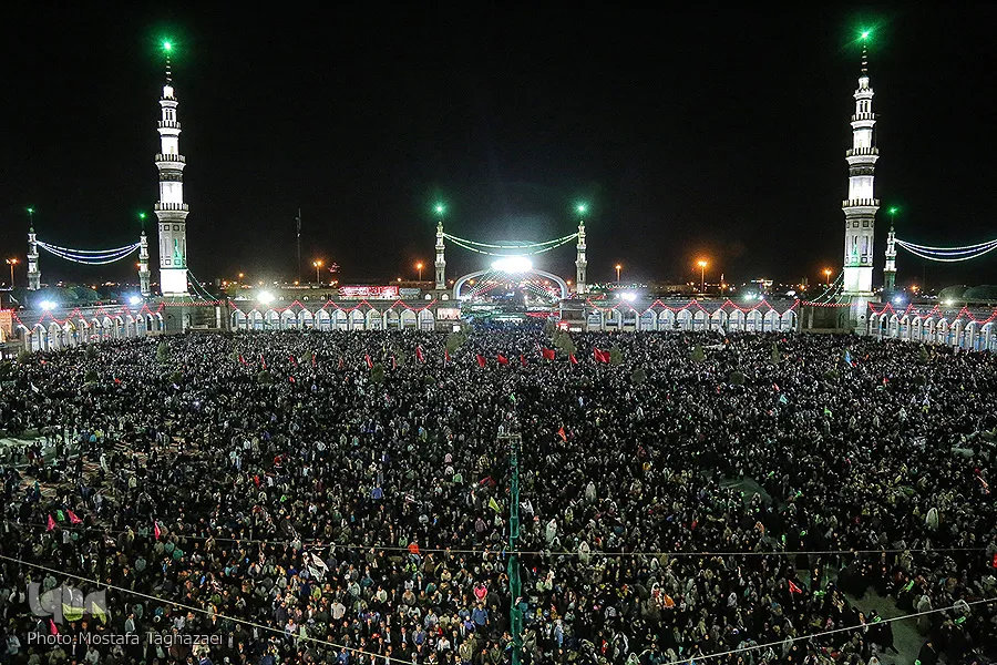 مئات الالاف يحيون ذكرى 15 شعبان في مسجد جمكران